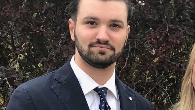 Eskilstunabon Oscar Carlson driver investeringsföretaget Optimizee Group Sweden AB, men även Skandinaviens största jämförelsetjänst för kryptovalutor. 