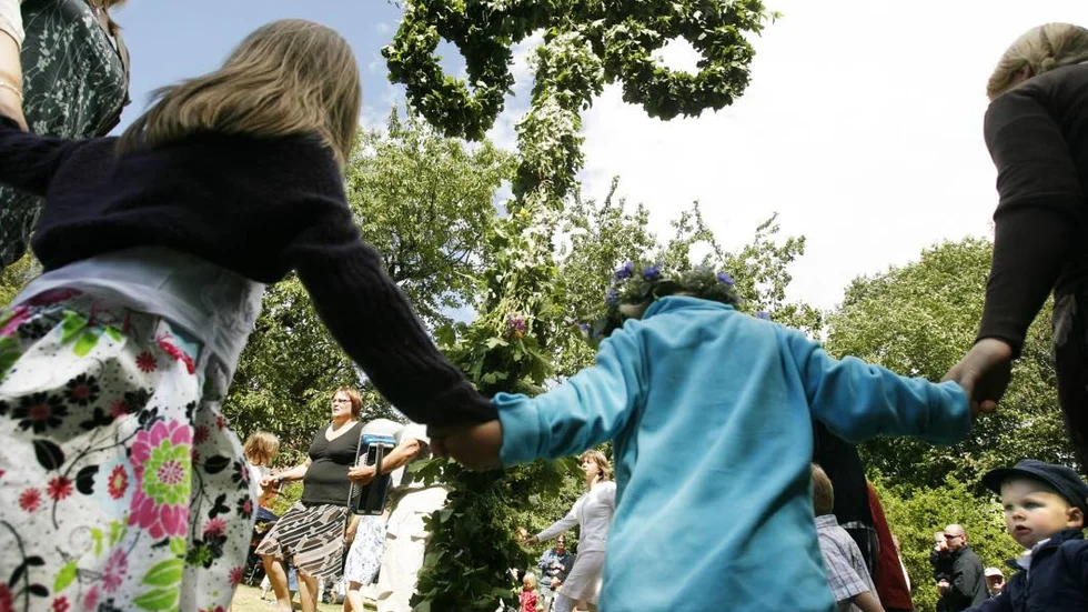 Det finns många möjligheter till dans kring midsommarstången i Motala och Vadstena.