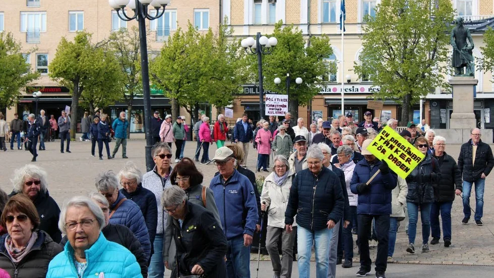 Seniorernas protester fick effekt, nu ska hälsocentrets framtid ses över.
