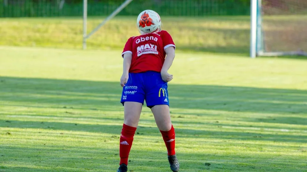 Elin Johansson är det som gömmer sig bakom bollen. Borens IK föll mot Kenty med klara 0-3.
