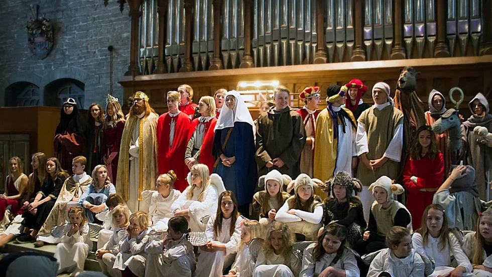 Levande julkrubban i Klosterkyrkan lockar många till kyrkan.
