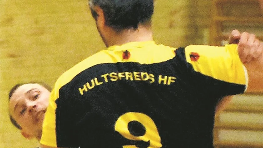 STOR OCH STARK. Det var inte bara Sasa Omrcen som var numret större än sin motståndare i går. HHF manglade sönder Mönsterås på bortaplan. Foto: Micael Rundberg