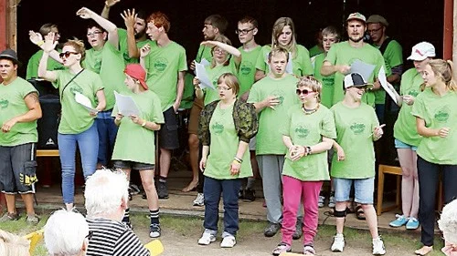 Ungdomarna på Sommarkollo Småland sjöng mycket fint för besökarna i hembygdsparken. Foto: Privat