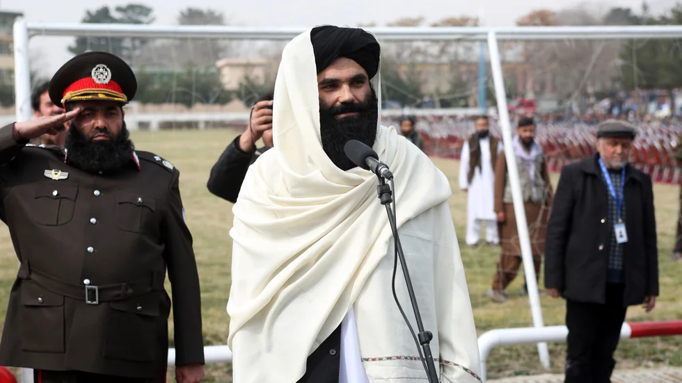 Talibanregeringens inrikesminister Sirajuddin Haqqani, fångad på sällsynt foto under en ceremoni på lördagen.