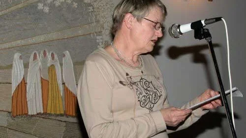 Gull-Britt Friman läser en text som utgår från temat "I tro formar kvinnan framtiden".