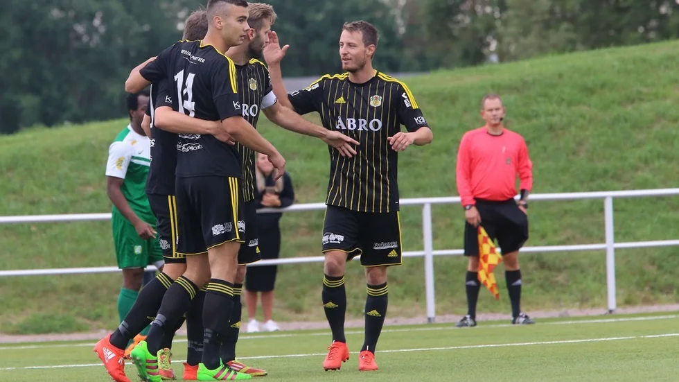 Karlo Goranci (närmast kameran) klappas om efter att ha gjort 1-0 för Vimmerby IF mot Konyaspor på lördagseftermiddagen. Matchen slutade 3-0 till VIF, lagets första seger på 13 matcher i fotbollstvåan.
