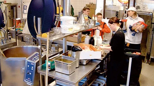 Det behövdes många unga kockar i Stålhagsskolans kök för att laga både middag och lunch till alla de hungriga, unga vänstersympatisörerna.