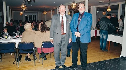 Birger Svanström och Roland S Johnsson är mycket tacksamma för att få dela ut "medlemsnålar" till alla de 141 gästerna som kom på det traditionella julbordet som Målilla Hembygdsföreningen anordnad på Moliljan i Målilla.