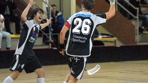 Förlösande måljubel. Rickard Pettersson, t.v, gratulerar matchvinnaren Jakob Holmberg efter att han avgjort seriefinalen mot Hovslätt med sitt 4-3-mål fyra minuter från slutet.