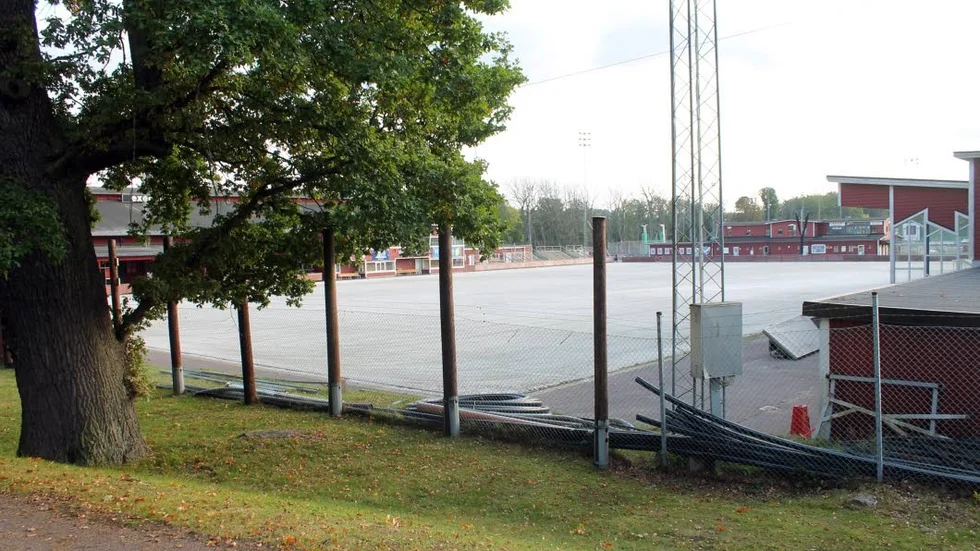 Beslut om lösningen för bandyis och ishockeyis i vinter dröjer i Motala. Nu växer oron bland klubbarna som drabbas, Maifhockeyn och IFK-bandyn.