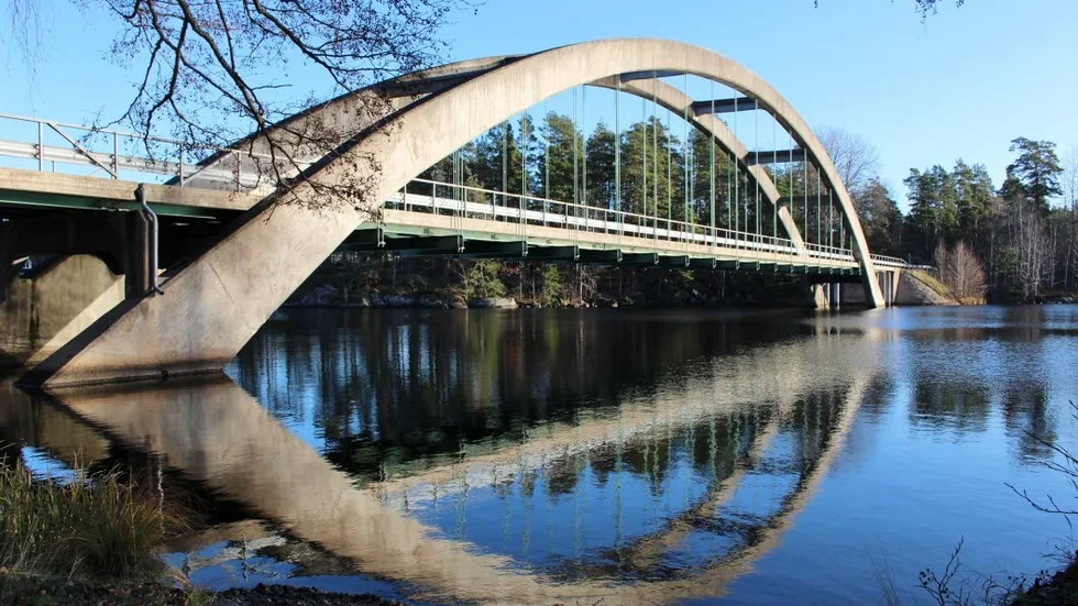 Anvedebobro, utanför Ankarsrum, stängs av för biltrafik från och med måndag och fram till mitten av juni. Trafiken kommer att ledas om. Orsaken är att underhållsarbeten måste utföras  på bron.