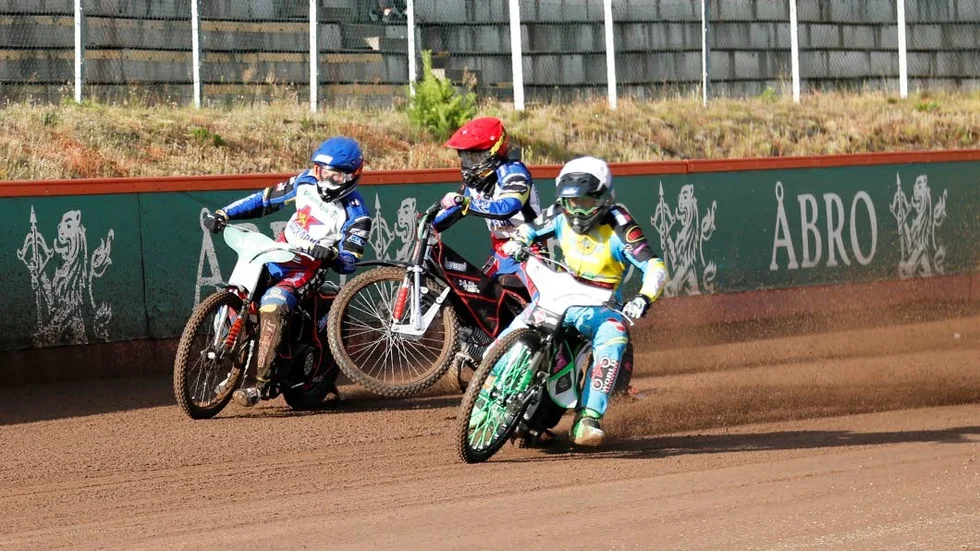Det var i det tredje heatet som Oliver Berntzon fick res och kraschade läskigt i derbyt.