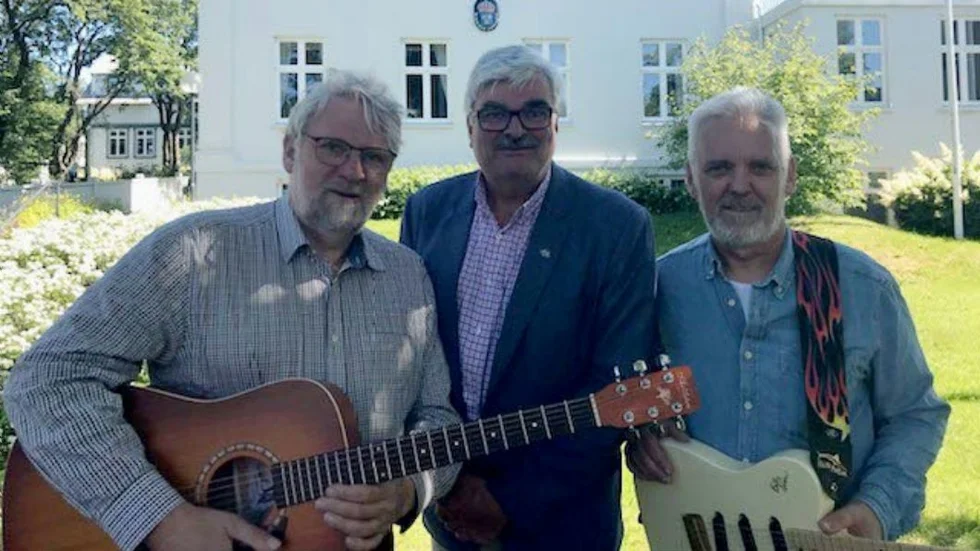 Frontmannen Eggert Jóhannsson, ambassadör Håkan Juholt och gitarristen Magnus Ragnar Einarsson framför svenska ambassaden.