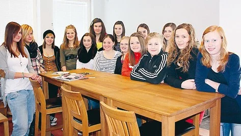 15 unga tjejer ägnar sitt sportlov åt att delta på Popkollos prova på dagar på Hultsfreds gymnasium.
