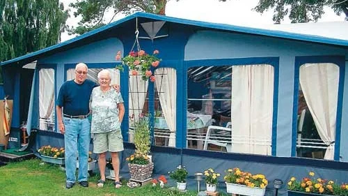 Husvagnen är Birger och Gun Norrs andra hem och att de gillar blommor går inte att ta miste på.