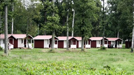 Stugorna på campingen intill Hulingen går åt som smör i solsken. Foto: Anders Holm