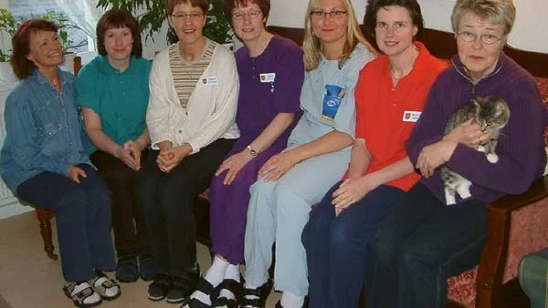 Sveriges bästa vårdteam: fr v Linnéa Broo, Kristina Larsson, Catharina Gustafsson, Barbro Jonsson, Susann Schmidt, Marie-Louise Tollemark och Margareta Höglind med katten Jamas.