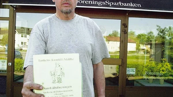 Målillaborna rasar mot bankens planer på att förändra verksamheten. Kent Karlsson i samhällsföreningen bjuder in till protestmöte.