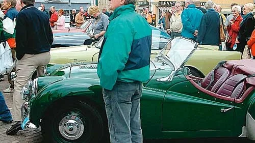 Både bilar och folk trängdes på torget när den brittiska automobilklubben kom till Eksjö under sin resa i lugn takt genom delar av Danmark och Sverige. Foto: Ivonne Svahn
