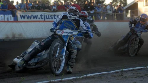 Bjarne Pedersen tar täten och avgör för Västervik i sista heatet. Foto: Magnus Strömsten