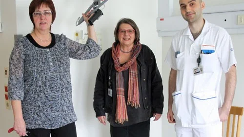 Vårdenhetschefen Marie Lundqvist visar stolt upp den nya vårdenheten, tillsammans Inger Ahlström, verksamhetschef och Parasxevas Vadevoulis, ST-läkare.