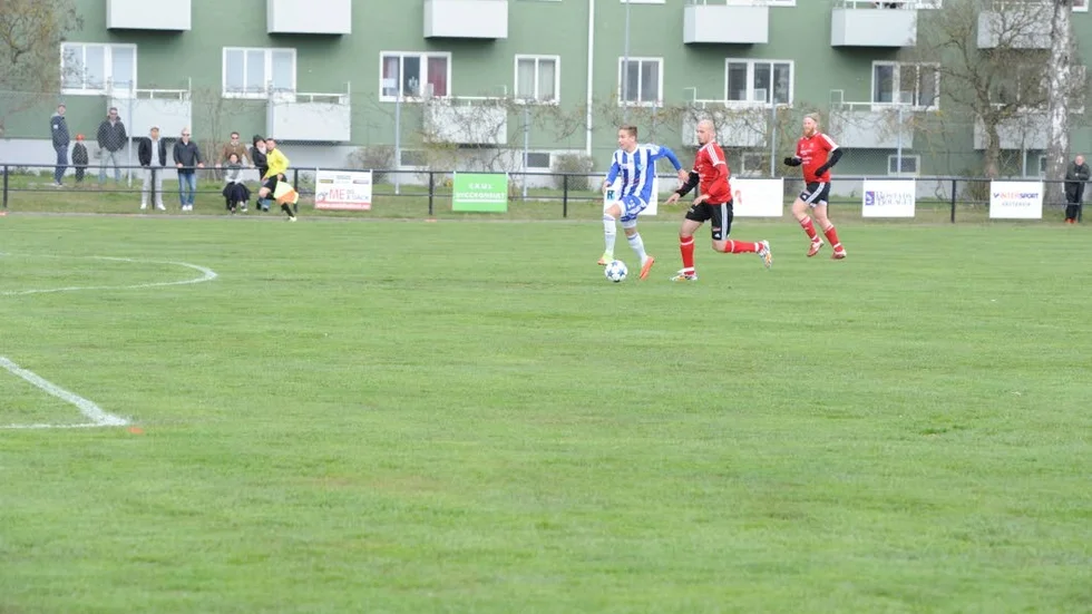 På språng. IFK:s Tommy Danielsson stormar mot mål och Tjust Daniel Torka försöker komma ifatt.
