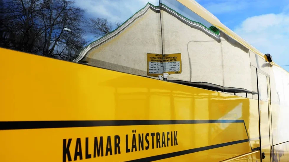 KLT. Det är omöjligt att pendla om man jobbar tvåskift på Scania i Oskarshamn. Men KLT säger att en linje är möjlig, om rätt underlag finns.
