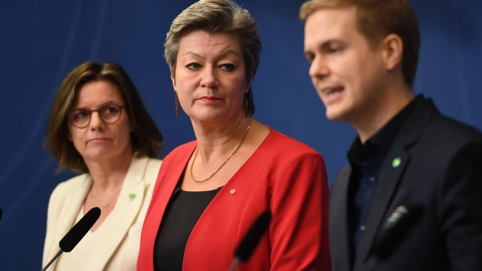 Överens. Isabella Lövin (MP), minister för internationellt utvecklingssamarbete och klimat, arbetsmarknadsminister Ylva Johansson (S) och utbildningsminister Gustav Fridolin (MP) presenterar den uppgörelse som Socialdemokraterna och Miljöpartiet nått gällande ensamkommande unga.