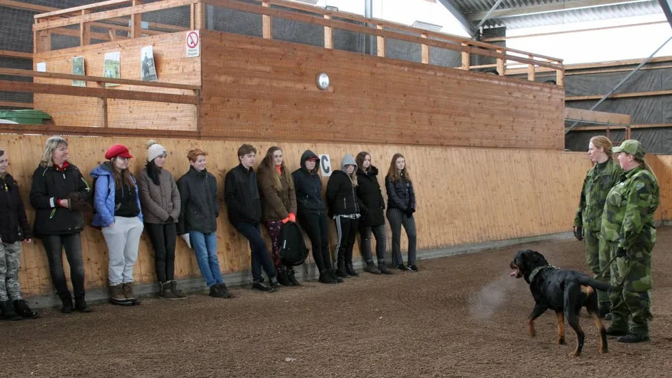 Gamlebygymnasiets elever fick träffa Johanna Fridh och Millan Nilsson med hunden Mackan.