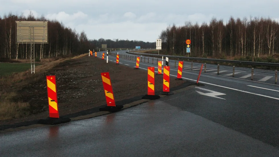 Norra korsningen till Mörlunda har byggts om som en följd av en dödsolycka. "Trodde den här lösningen var tillfällig", säger Per-Inge Pettersson (C), som anser att det finns mark för att bygga ett bra svängfält.
