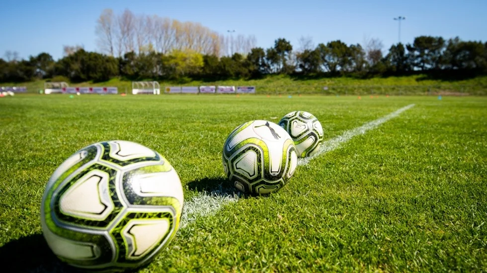 Mannen menar att han inte bedragit någon utan han har istället blivit bedragen i samband med en fotbollsträning.