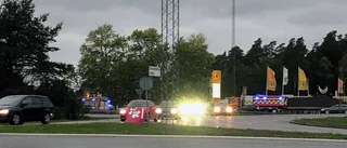 Bil krockade vid Vallarondellen