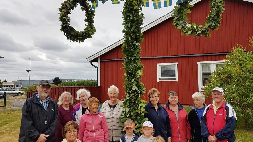 De ideella krafterna inom Södra Kinda PRO reste åter den klädda midsommarstången vid Stångågården i Horn.