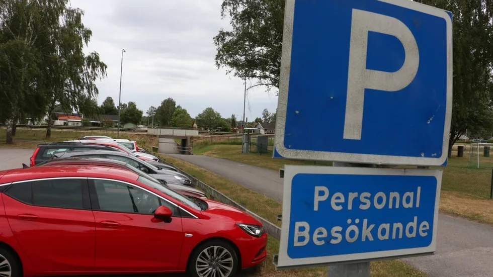 Perkeringsproblemen vid skolan och förskolan i Målilla kan få en tillfällgi lösning. Kommunstyrelsens arbetsutskott har godkänt ett förslag.