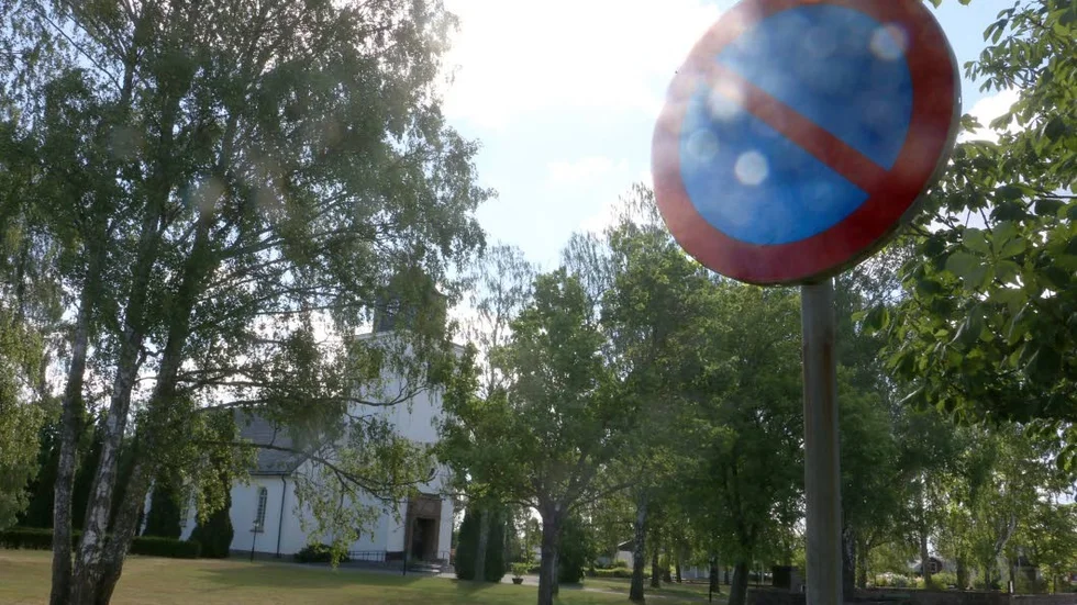 I vanliga fall är det parkeringsförbud precis utanför kyrkan, men under skolavslutningen kommer det att utökas rejält.