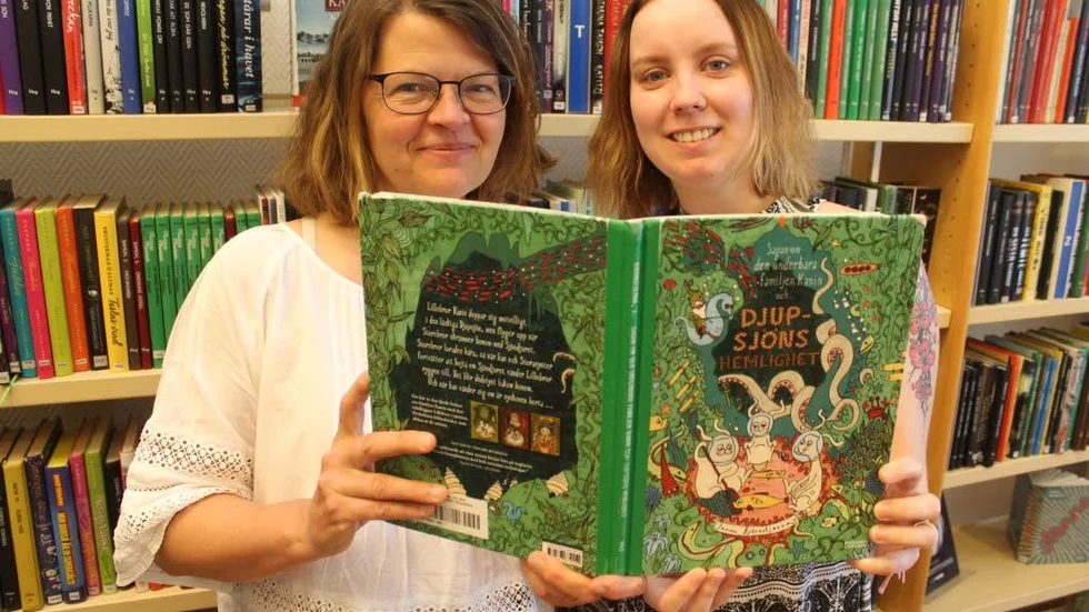 Maria Tunek och Rebecka Didrickson gläds åt att kunna erbjuda sommarlovslediga barn häng på bibblan. Första aktiviteten blir med bokens författare och illustratör Jonna Björnstierna.