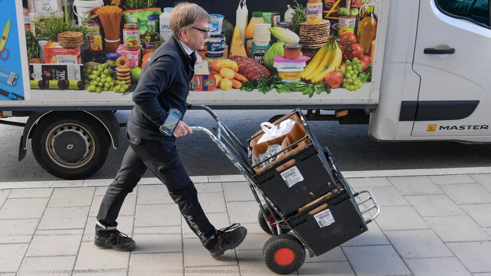 Sedan förra året beställs maten till hemtjänstens brukare via nätet och levereras med lastbil från Stockholm.