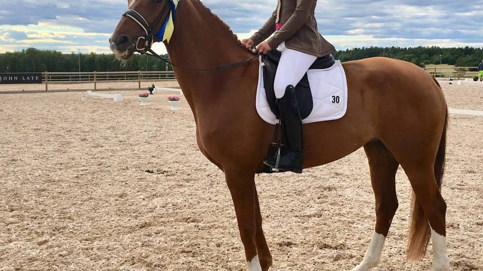 Sara Samuelsson med hästen I Wish and Believe, som också kallas för Bellis.