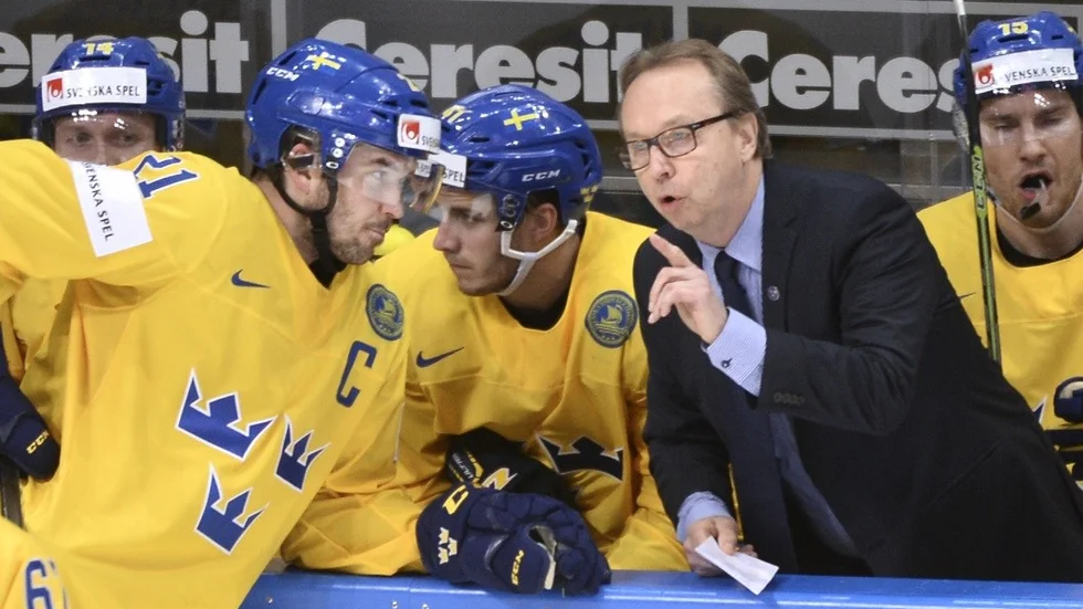MOSKVA 20160514
Tre kronors förbundskapten Pär Mårts och lagkapten Jimmie Ericsson. Sverige vann med 2-3 mot Norge i gruppspelsmatchen i Ice Palace i Moskva.
 Foto: Fredrik Sandberg / TT / Kod10080 
***Bilden ingår i SPORTPAKETET. För övriga BETALBILD ***