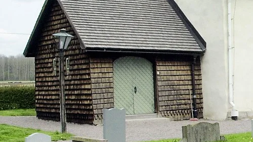 Tveta kyrka anses i många fall mysig och aningen speciell. Med ett vackert läge där kor betar intill kyrkogården lockar den många gäster. Foto: Anders Holm