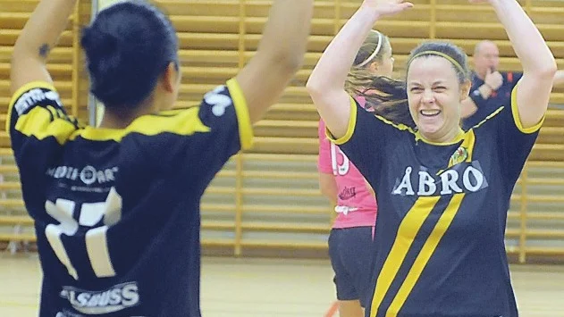High five! Malin Engström, Anna Karlsson och de andra VIF-spelarna har gjort en stark futsal-säsong. Foto: Magnus Strömsten