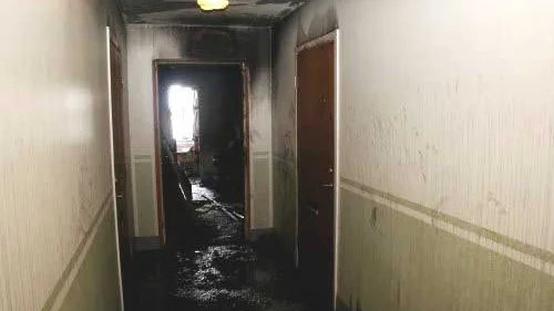 En kvinna omkom i en lägenhetsbrand under natten till tisdag.