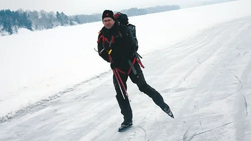 Förra vintern kunde John Savelid åka på Åsunden redan i början av december. Nu är läget annorlunda. Det krävs kallare temperaturer innan Savelid lämnar klartecken. Arkivfoto: Michael Nordin