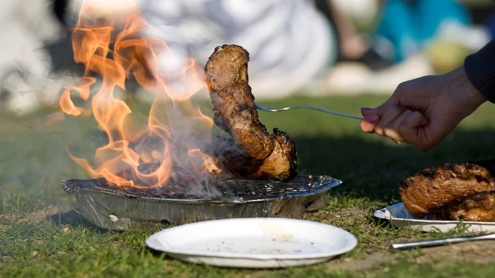 SMHI manar till försiktighet vid eldning utomhus.
