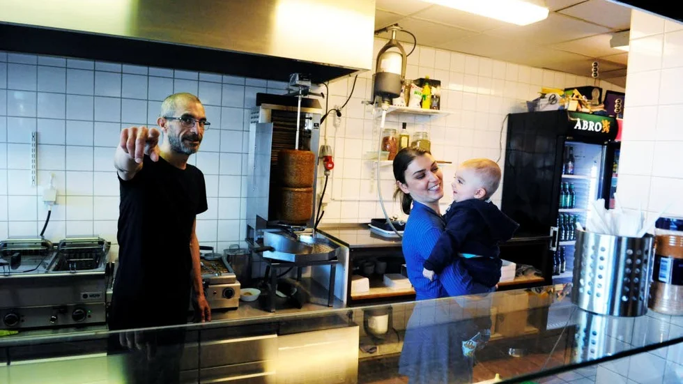 Eleni Hantzaridou driver Kebabmästaren tillsammans med sin man Anastasios Ladopoulos. Med på bild syns parets andra barn Stefanos.