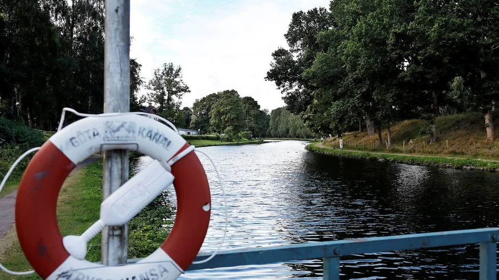 Göta kanal. Skulle lätta på trycket - blev ofredad.