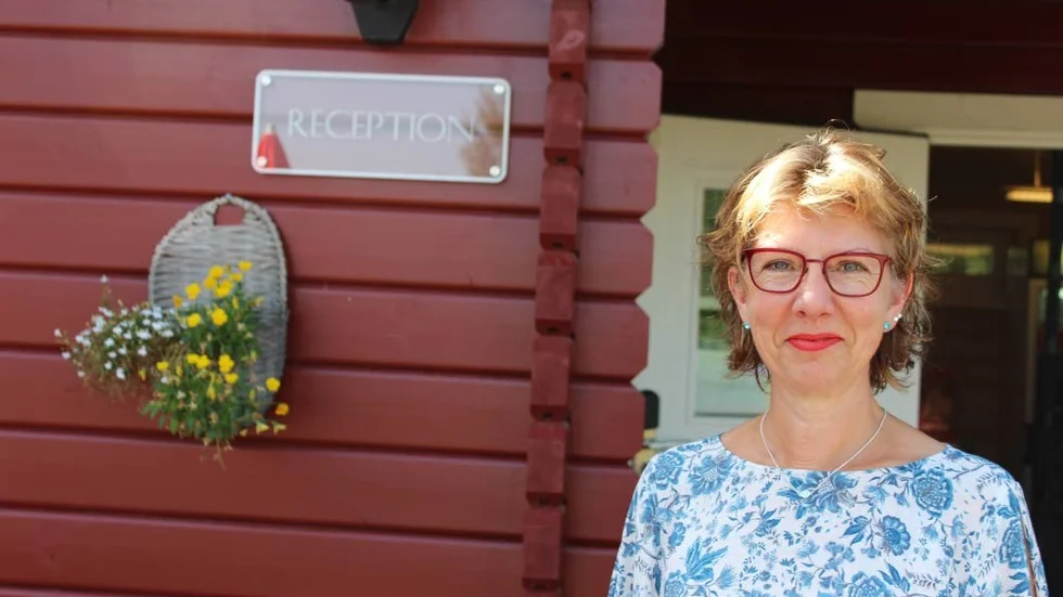 Karin Galli är en av ägarna till Långsjöns camping, som också äger restaurangen. När Stefan Johansson lämnar Långsjön för Hultsfred söker ägarna en ny arrendator, gärna någon som kan laga svensk husmanskost. 