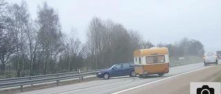 Husvagn välte – stoppar trafik på E4