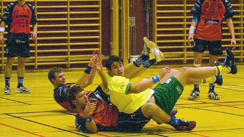 Föll för fjärde gången. Sasha Omrcens, i gul tröja, och hans Hultsfred HF står fortfarande på noll poäng i handbollsettan efter fyra omgångar. I går blev det förlust med 35-28 borta mot Cyrus.