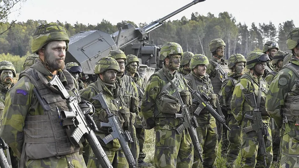 Militären. Medborgarna kan inte gärna köpa sig en privat armé om staten sviker.